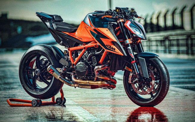 Обои картинки фото мотоциклы, ktm, 1290, super, duke, r, 4k, гоночная, трасса, 2021, года, спортивные, супербайк, hdr, ктм