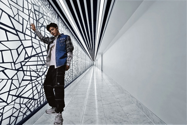 Обои картинки фото мужчины, xiao zhan, актер, куртка, коридор