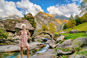 Картинка девушки lola+myluv горы мостик камни блондинка