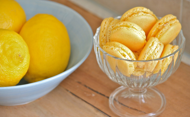 Обои картинки фото еда, макаруны, лакомство, печенье, лимонные, лимоны