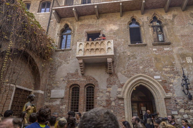 Обои картинки фото juliet capulet`s brick balcony, города, верона , италия, juliet, capulet's, brick, balcony