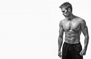 Картинка мужчины -unsort мышцы монохромный простой фон мускулистые студия в помещении стоя без рубашки