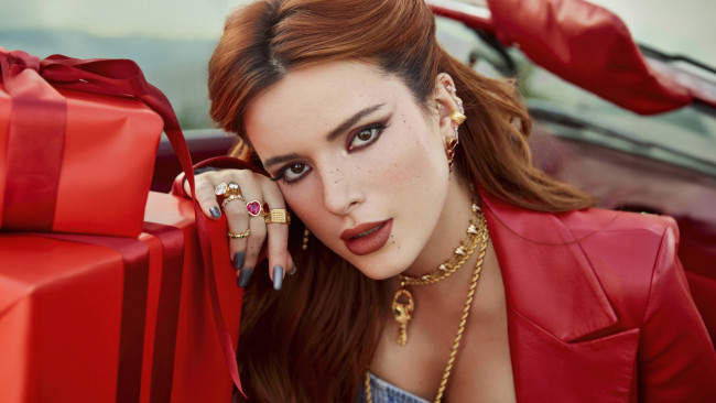 Обои картинки фото bella thorne modern luxury angeleno magazine 2023, девушки, bella thorne, bella, thorne, modern, luxury, angeleno, magazine, актриса, белла, торн, девушка, украшения, красный, кожанная, куртка