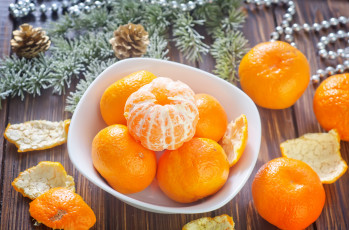 Картинка еда цитрусы зима праздники бусы ель ветки тарелка кожура оранжевые фрукты мандарины