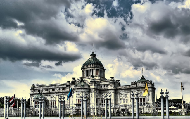 Обои картинки фото ananta samakhom throne hall  bangkok, города, бангкок , таиланд, ограда, дворец, флаги, площадь