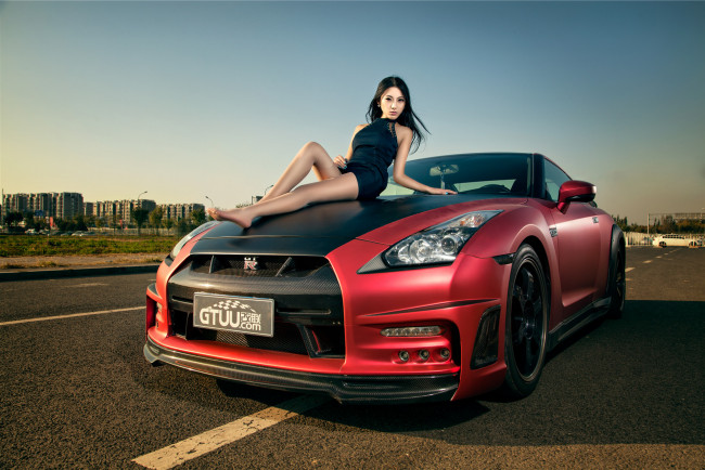 Обои картинки фото автомобили, авто с девушками, красный, nissan, gt-r, девушка, азиатка, автомобиль