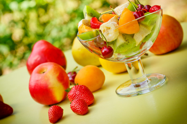 Обои картинки фото еда, фрукты,  ягоды, салат, ягоды, вишня, банан, киви, персик, нектарин, груша, клубника, креманка, апельсин, абрикос, яблоко