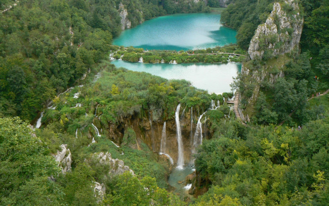 Обои картинки фото природа, водопады, тропа, скалы, деревья, водопад, струи, река, зелень