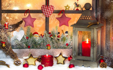 Картинка праздничные новогодние+свечи окно игрушки звезды шишки фонарь свечи ёлка фигурки