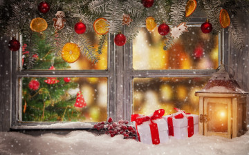 обоя праздничные, подарки и коробочки, фонарь, подарки, ягоды, снег, украшения, ёлка, окно