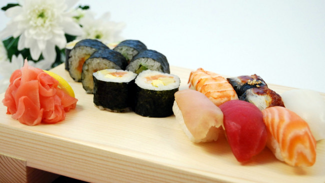 Обои картинки фото еда, рыба,  морепродукты,  суши,  роллы, японская, кухня, имбирь, суши, роллы