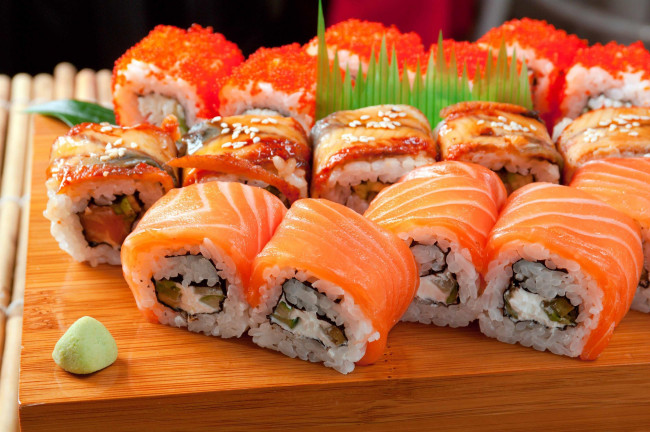 Обои картинки фото еда, рыба,  морепродукты,  суши,  роллы, роллы, кухня, японская, икра