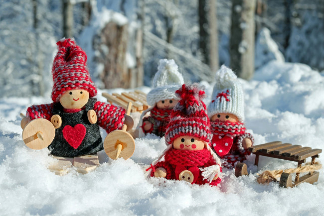 Обои картинки фото праздничные, фигурки, куклы, санки, снег
