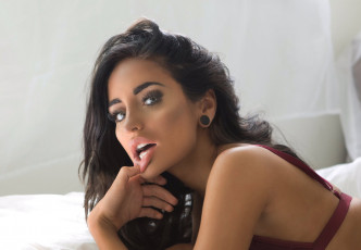 обоя naomi woods, девушки, naomi, woods, девушка, брюнетка, сексуальная, модель, поза, макияж, взгляд, губа