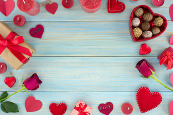 Картинка праздничные день+святого+валентина +сердечки +любовь конфеты подарок свечи розы сердечки