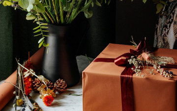 Картинка праздничные подарки+и+коробочки шишки подарок лента бант
