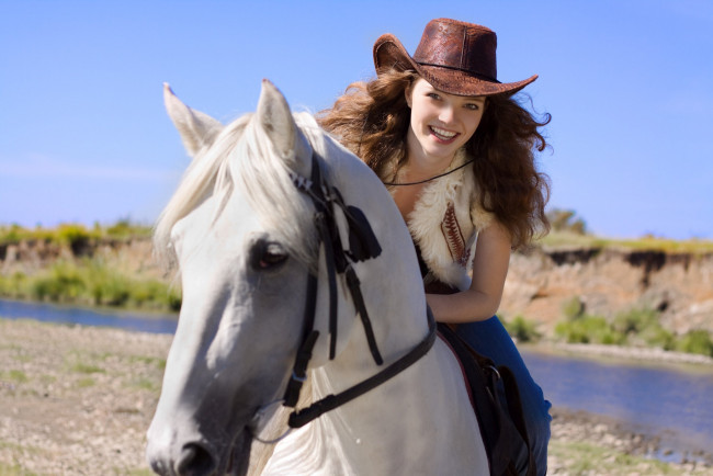 Обои картинки фото девушки, daisy ridley, наездница, лошадь, шляпа