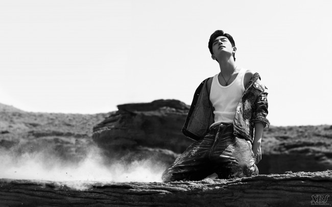 Обои картинки фото мужчины, xiao zhan, актер, куртка, майка, скалы, пыль