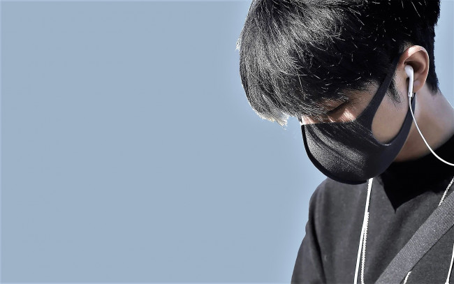 Обои картинки фото мужчины, xiao zhan, лицо, маска, свитер, наушники
