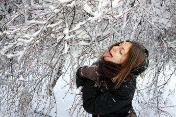 Картинка девушки -+брюнетки +шатенки шатенка язык снег дерево