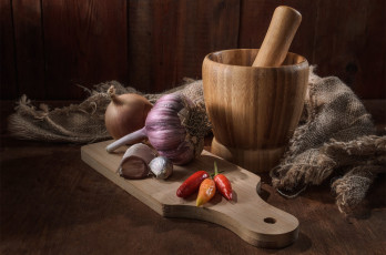 Картинка еда овощи стол лук перец натюрморт мешковина пестик чеснок ступка