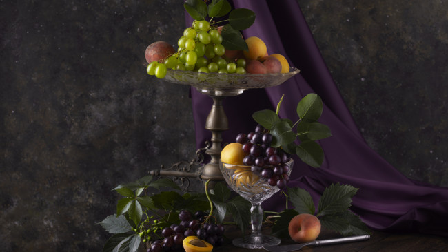 Обои картинки фото еда, натюрморт, листья, темный, фон, стол, виноград, нож, ткань, фрукты