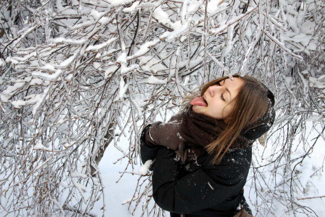 Обои картинки фото девушки, - брюнетки,  шатенки, шатенка, язык, снег, дерево