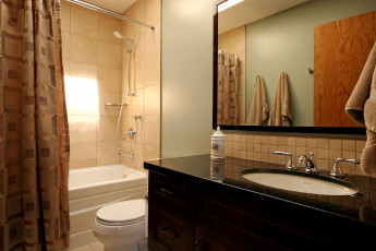 Картинка интерьер ванная туалетная комнаты умывальник зеркало ванна унитаз