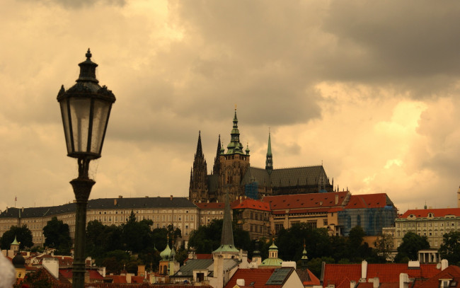 Обои картинки фото города, прага, Чехия, собор, крыши, фонарь