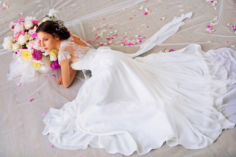 Картинка -Unsort+Брюнетки+Шатенки девушки unsort брюнетки шатенки на полу свадебное платье цветы лепестки невеста