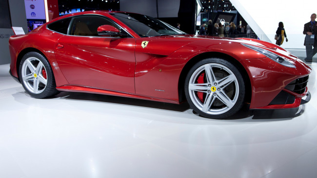 Обои картинки фото ferrari, f12, автомобили, выставки, уличные, фото, феррари, италия, спортивный