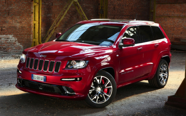 Обои картинки фото автомобили, jeep, grand, cherokee, красный, стена, кирпичи