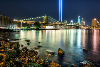 Картинка города нью-йорк+ сша нью-йорк бруклинский мост ист-ривер пролив камни ночь огни подсветка небоскребы здания