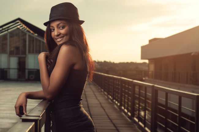 Обои картинки фото девушки, -unsort , темнокожие, мостик, девушка, шляпа, взгляд