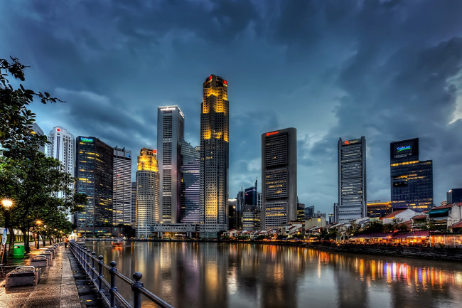 Обои картинки фото singapore, города, сингапур , сингапур, вечер, высотки, небоскребы, залив, тучи, дома, отражение, огни, вода