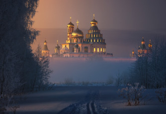 Картинка города -+православные+церкви +монастыри новый иерусалим собор купола кресты свет солнца дымка тумана снег ilya melikhov