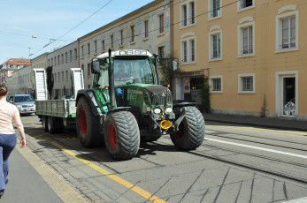 Картинка техника тракторы город улица трактор