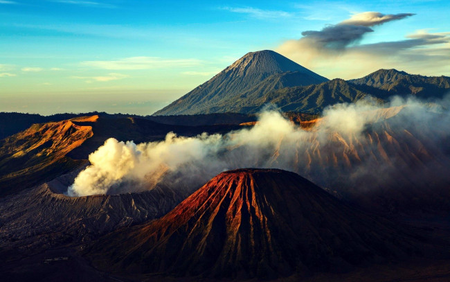 Обои картинки фото природа, горы, кратеры, гряда, вулканы, дым, небо