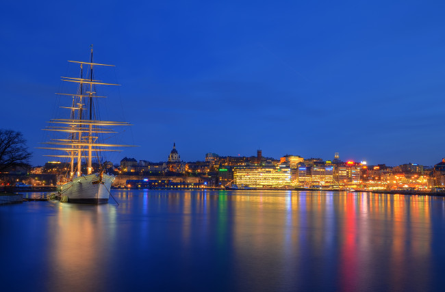Обои картинки фото корабли, парусники, ночь, skeppsholmen, небо, огни, море, дома, отражение, корабль, стокгольм, порт, швеция