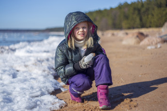 Картинка разное дети девочка куртка берег лед песок