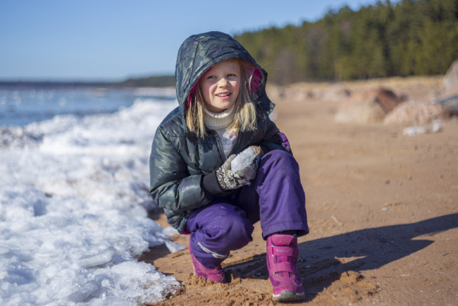 Обои картинки фото разное, дети, девочка, куртка, берег, лед, песок