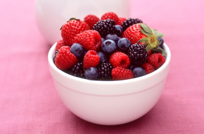 Обои картинки фото еда, фрукты, ягоды, малина, черника, ежевика, клубника, миска