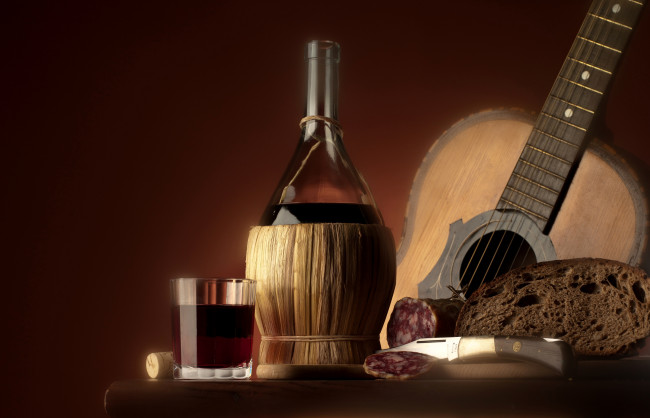 Обои картинки фото еда, напитки, вино, бутыль, стакан, гитара, хлеб, колбаса, нож