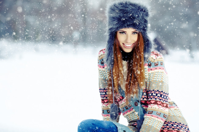 Обои картинки фото -Unsort Брюнетки Шатенки, девушки, unsort, брюнетки, шатенки, шапка, улыбка, зима, снег