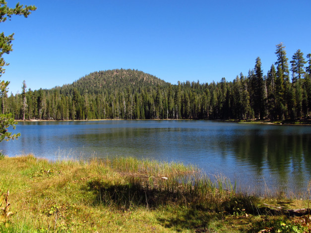 Обои картинки фото lassen volcanic national park сша, природа, реки, озера, парк, сша, park, volcanic, lassen, лес, озеро