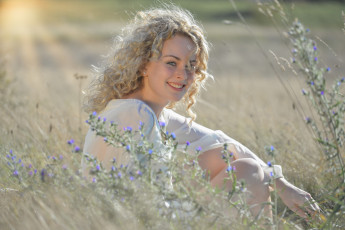 Картинка девушки -unsort+ блондинки солнечные лучи цветы луг лето блондинка девушка улыбка