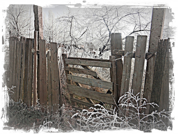 Обои картинки фото разное, развалины,  руины,  металлолом, обработка, зима, иней, снег, забор, штакетник