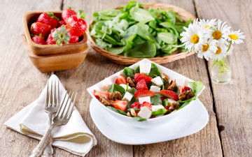 Картинка еда салаты +закуски клубника strawberry салат ромашки зелень сыр орехи nuts cheese