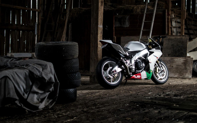 Обои картинки фото мотоциклы, aprilia, мотоцикл, сарай, грязь, брезент, шины