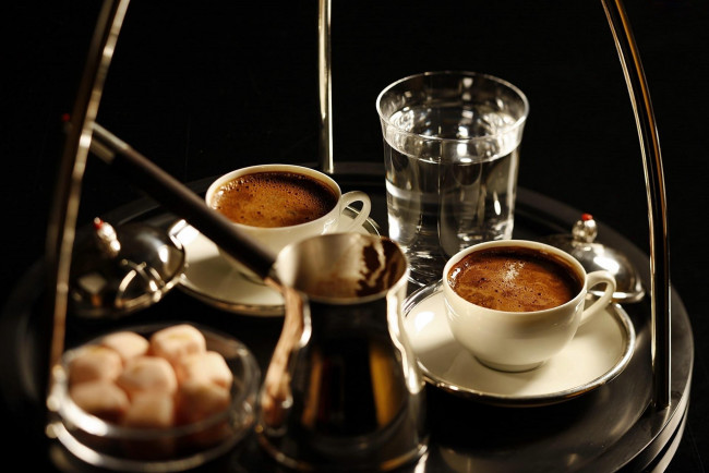 Обои картинки фото еда, кофе,  кофейные зёрна, вода, стакан, кофейник